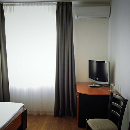 Pension Delia Gardens 蒂米什瓦拉 外观 照片